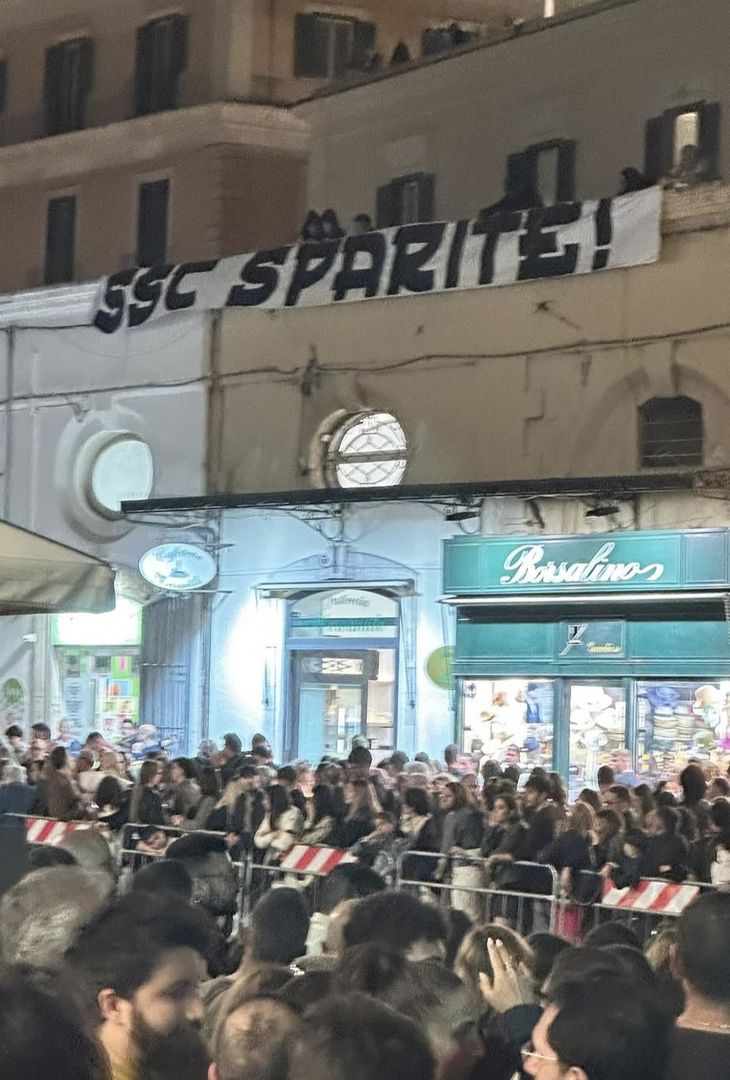 GALLERY A Bari esplode la contestazione! Spuntano striscioni contro De Laurentiis - immagine 6