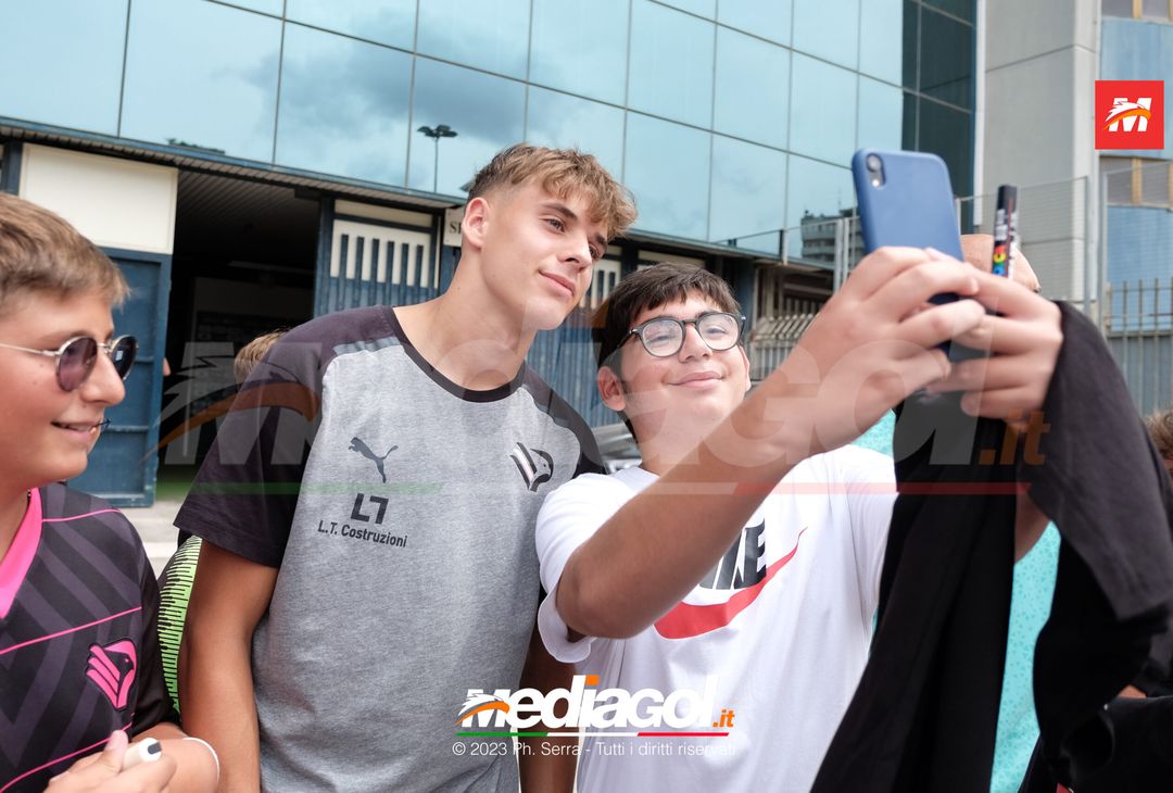 FOTO Reggiana-Palermo, il Palermo in partenza dal ‘Renzo Barbera’ (GALLERY) - immagine 8