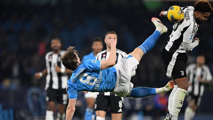McTominay, Locatelli prima lo ingarbuglia poi lo stende: le pagelle dello scozzese - immagine 1