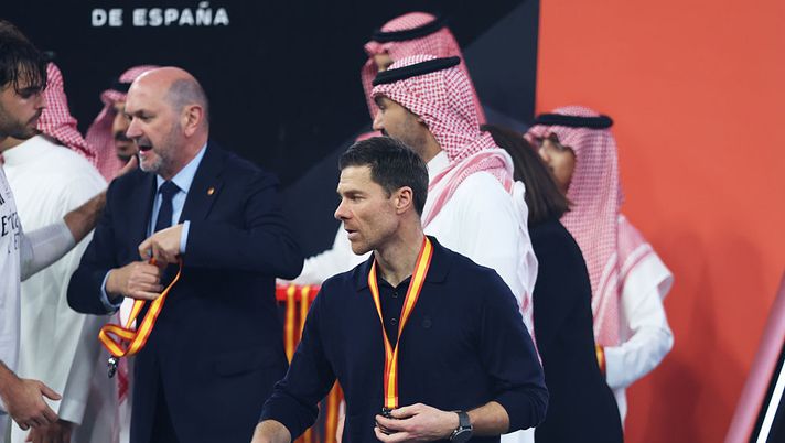 JEDDAH, SAUDI ARABIA - JANUARY 11: Xabi Alonso, Head Coach of Real Madrid, walks with their runners up medal around their neck following their side's loss in the Spanish Super Cup Final between FC Barcelona and Real Madrid at King Abdullah Sports City Hall Stadium on January 11, 2026 in Jeddah, Saudi Arabia. (Photo by Yasser Bakhsh/Getty Images) UFFICIALE: Real Madrid, Xabi Alonso non è più l’allenatore: Arbeloa al suo posto - immagine 1