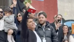 Sal Da Vinci porta il premio di Sanremo a Napoli: che accoglienza per il cantante!