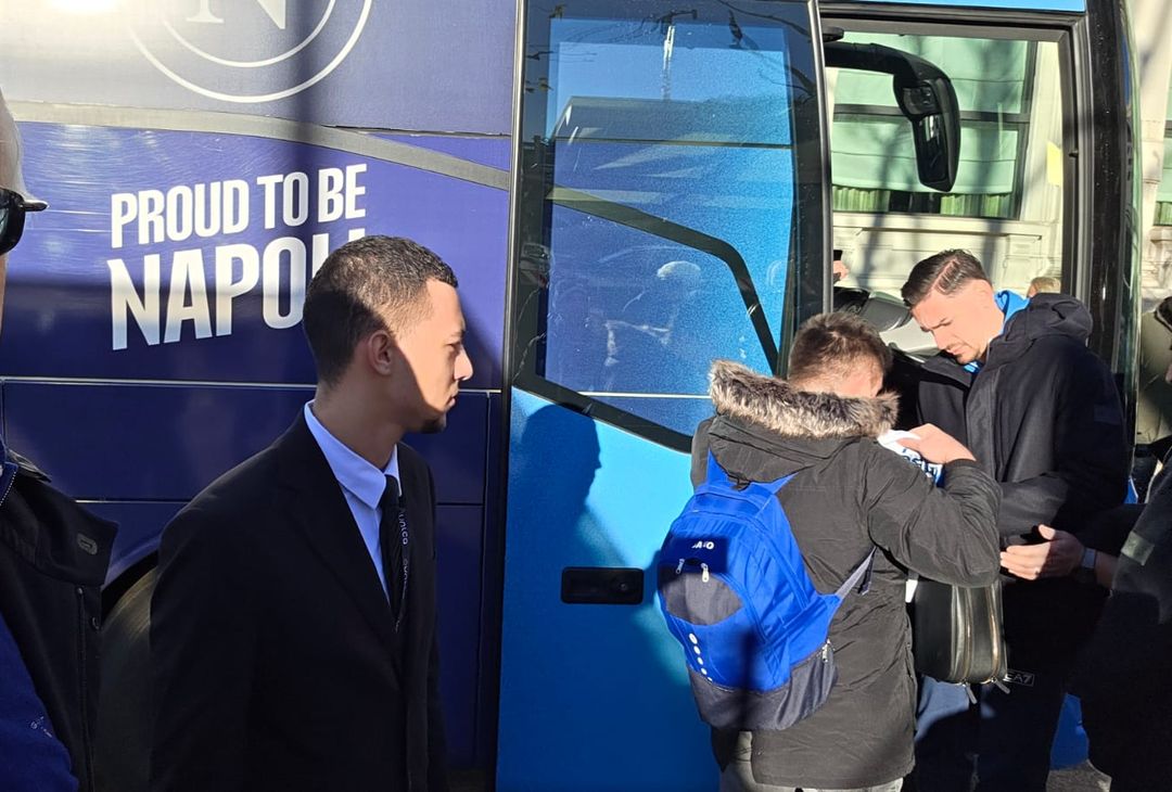 Il Napoli lascia l’albergo per la rifinitura: foto e autografi con i tifosi – LE FOTO - immagine 5