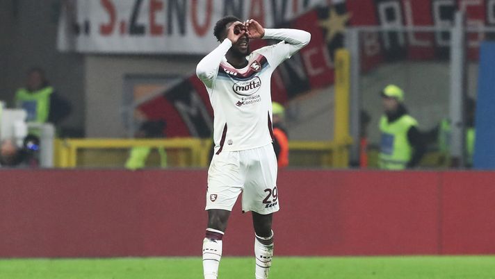 MILAN, ITALY - MARCH 13: Boulaye Dia of Salernitana celebrates after scoring the team's first goal during the Serie A match between AC Milan and Salernitana at Stadio Giuseppe Meazza on March 13, 2023 in Milan, Italy. (Photo by Marco Luzzani/Getty Images) Verso Salernitana-Torino: Dia non torna dal Senegal. Nuova frattura con il club - immagine 1
