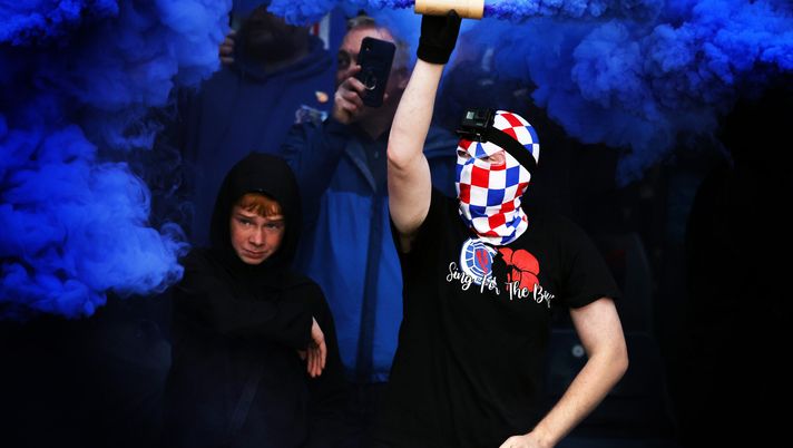 GLASGOW, SCOZIA - 3 NOVEMBRE: I tifosi dei Rangers lanciano fumogeni sugli spalti durante la semifinale della Premier Sports Cup tra Motherwell e Rangers all'Hampden Park, il 3 novembre 2024 a Glasgow, Scozia. (Foto di Ian MacNicol/Getty Images) Rangers Panathinaikos
