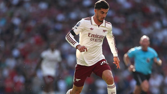 MANCHESTER, ENGLAND - AUGUST 17: Kai Havertz of Arsenal in action during the Premier League match between Manchester United and Arsenal at Old Trafford on August 17, 2025 in Manchester, England. (Photo by Stu Forster/Getty Images) Ginocchio ko per Havertz: intervento riuscito, ma l’Arsenal perde il suo jolly - immagine 1