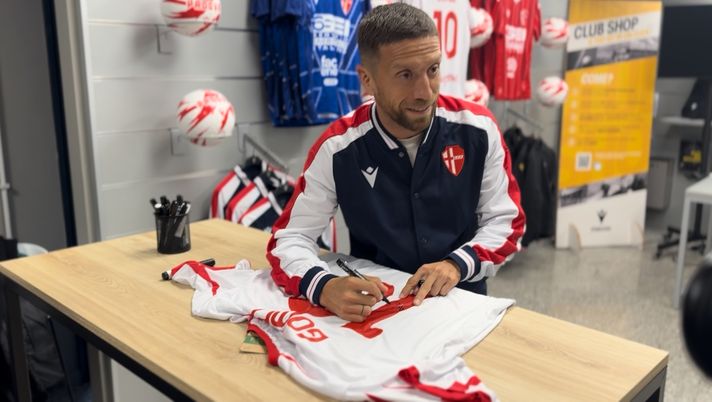 A Padova è Papu Gomez mania: in mille al Macron Store per autografi e foto A Padova è Papu Gomez mania: in mille al Macron Store per autografi e foto - immagine 1