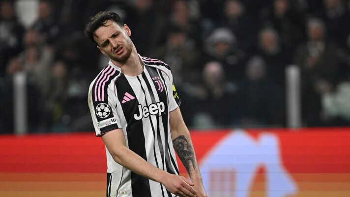 TURIN, ITALY - FEBRUARY 25: Federico Gatti of Juventus FC reacts during the UEFA Champions League 2025/26 League Knockout Play-off Second Leg match between Juventus and Galatasaray A.S. at Juventus Stadium on February 25, 2026 in Turin, Italy. (Photo by Stefano Guidi/Getty Images) Gatti: “L’espulsione di Kelly mi sembra assurda! L’infortunio non mi lascia ancora libero” - immagine 1