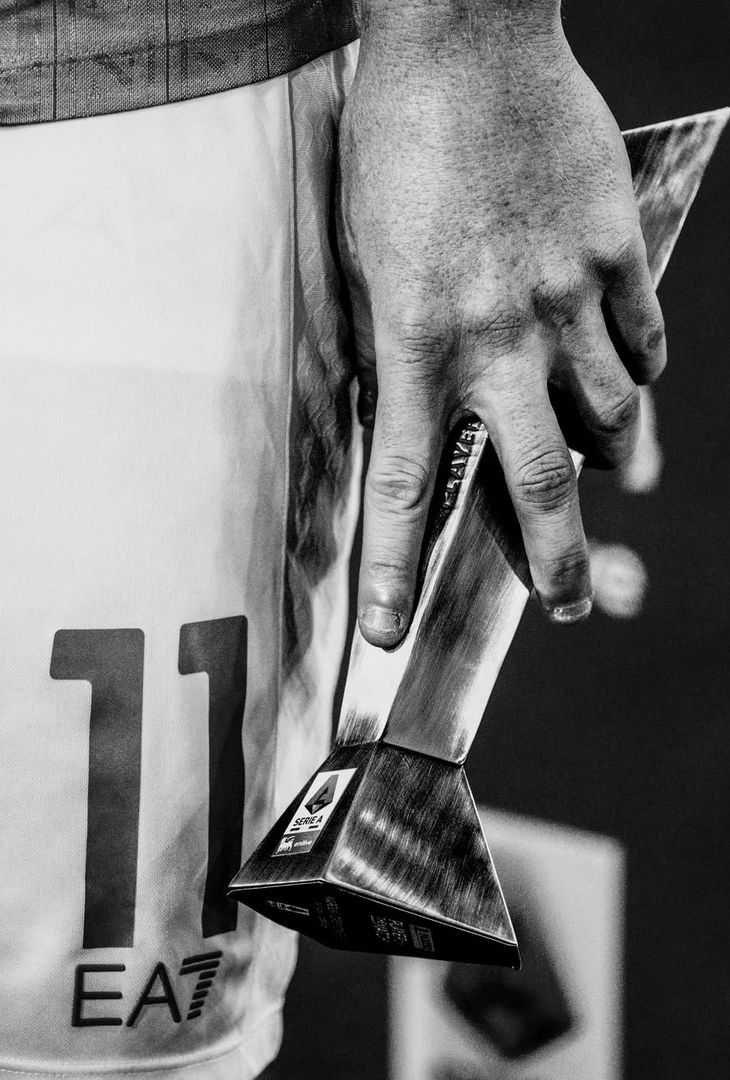 Apre McTominay, chiude Alisson Santos; nel mezzo, l'autorete di Terracciano e De Bruyne: una gara perfetta disputata venerdì sera dal Napoli di Antonio Conte contro la Cremonese, riassunta in 20 fotografie bianche e nere che vanno a comporre un post pubblicato in giornata dall'admin Instagram della compagine partenopea.