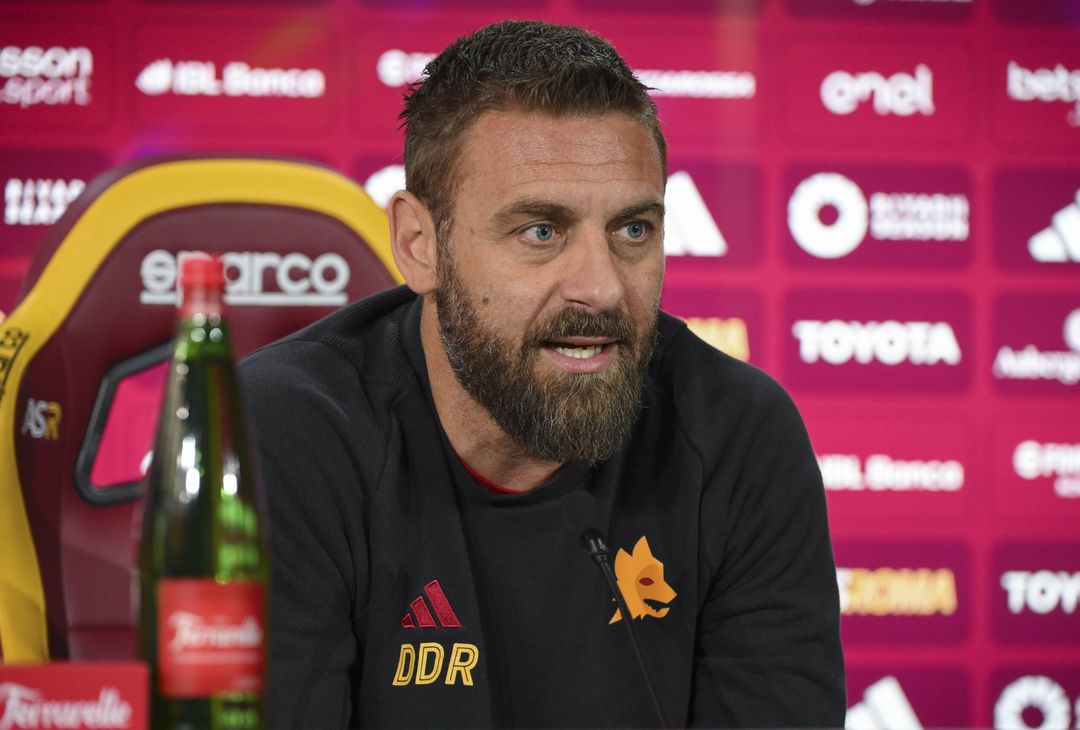 Roma, la conferenza stampa di De Rossi alla vigilia del Genoa – FOTO GALLERY - immagine 8