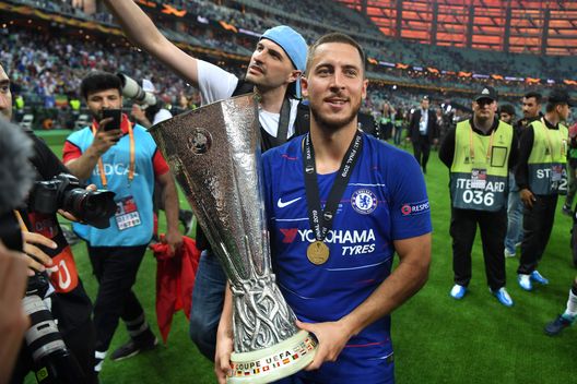 BAKU, AZERBAIGIAN - 29 MAGGIO: Eden Hazard festeggia con il trofeo durante la finale di UEFA Europa League tra Chelsea FC e Arsenal FC al Baku Olimpiya Stadionu il 29 maggio 2019 a Baku, Azerbaijan. (Foto di Michael Regan/Getty Images) Hazard e quei no al PSG: “Contatti tutti gli anni, ma ho sempre rifiutato: ecco perché”- immagine 2