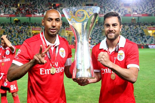 Aveiro, Portogallo - 5 agosto 2017: Luisão e Jardel Vieira col trofeo della Supercoppa Portoghese. (Foto di Carlos Rodrigues/Getty Images) Sporting Lisbona-Benfica, statistiche e precedenti del Derby da Capital- immagine 3