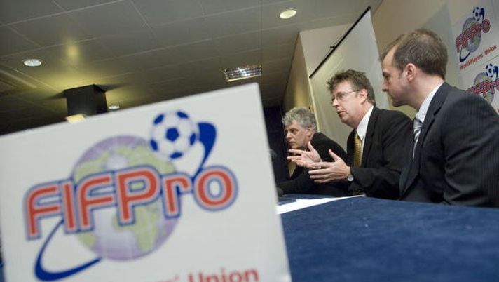 GLASGOW, UNITED KINGDOM - MAY 8: (L-R) Wil van Megen, Tony Higgins , and Fraser Wishart from the Scottish Professional Footballers' Asscociation attend a FIFPro press conference at Hampden Park for the decision made by FIFA regarding the Scottish player Andy Webster's contract on May 8, 2007 in Wishaw, Scotland. Scottish player Andy Webster successfully cancelled his contract with his former club Heart of Midlothian but was ordered to pay his former club GBP625,000 by FIFA .(Photo by Wattie Cheung/Getty Images) Troppi impegni stagionali, la Fifpro interviene con norme di sicurezza per i calciatori - immagine 1