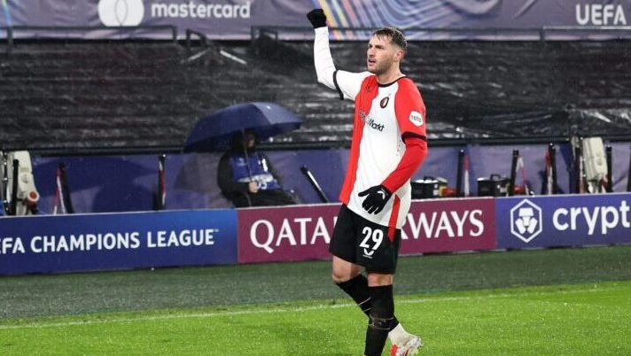 ROTTERDAM, NETHERLANDS - JANUARY 22: Santiago Gimenez of Feyenoord celebrates scoring his team's second goal during the UEFA Champions League 2024/25 League Phase MD7 match between Feyenoord and FC Bayern München at De Kuip on January 22, 2025 in Rotterdam, Netherlands. (Photo by Dean Mouhtaropoulos/Getty Images) MIlan, oggi nuovi contatti con il Feyenoord per Gimenez: la situazione e cosa filtra - immagine 1
