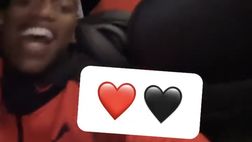 Milan, Leao canta in coro uno sfottò alla Juve sul pullman | VIDEO