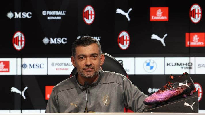 CAIRATE, ITALY - FEBRUARY 01: Head coach AC Milan Sergio Conceicao speaks with the media during a press conference at Milanello on February 01, 2025 in Cairate, Italy. (Photo by Claudio Villa/AC Milan via Getty Images) torino-milan-tv-conceicao-in-conferenza-stampa-serie-a-news-dichiarazioni