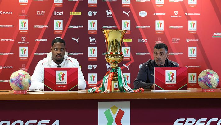 ROME, ITALY - MAY 13: Head coach AC Milan Sergio Conceicao and Mike Maignan of AC Milan speak with the media during press conference at Olimpico Stadium on May 13, 2025 in Rome, Italy. (Photo by Claudio Villa/AC Milan via Getty Images) Maignan in conferenza: “Il passato non conta, conta solo quello che faremo domani” - immagine 1