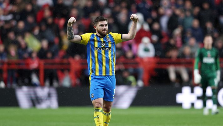 LONDON, ENGLAND - NOVEMBER 22: Ryan Manning of Southampton celebrates teammate Casper Jander (not pictured) scoring his team's third goal during the Sky Bet Championship match between Charlton Athletic and Southampton at The Valley on November 22, 2025 in London, England. (Photo by James Fearn/Getty Images) Streaming Southampton-Leicester | Diretta TV, orario e dove guardarla gratis - immagine 1