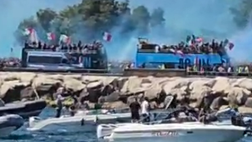 Il Veliero Tortuga saluta gli azzurri campioni d’Italia durante la parata scudetto