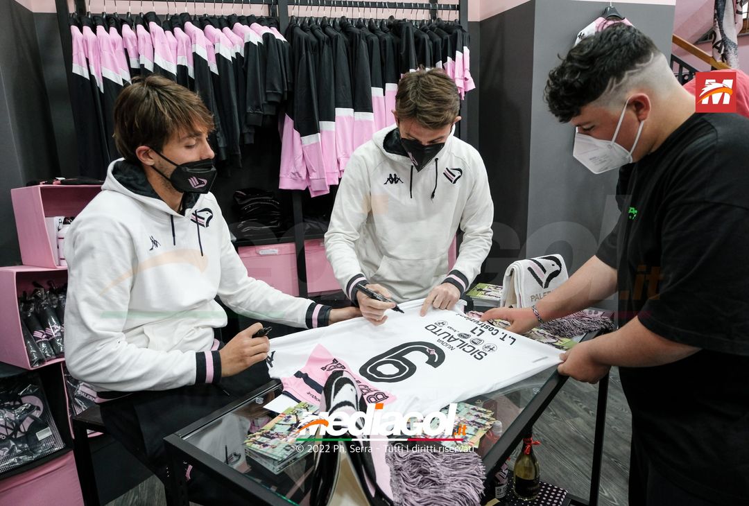 FOTO Palermo: Brunori e Soleri incontrano i tifosi allo Store Ufficiale. La gallery - immagine 18