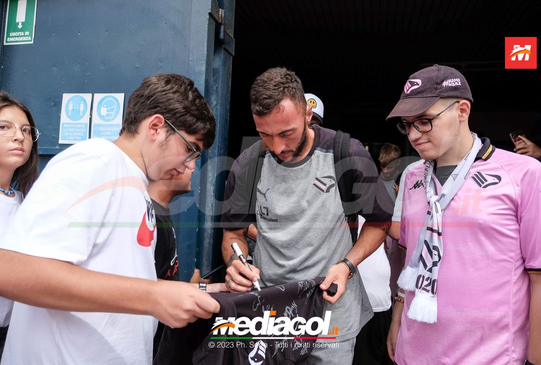 FOTO Reggiana-Palermo, il Palermo in partenza dal ‘Renzo Barbera’ (GALLERY) - immagine 31