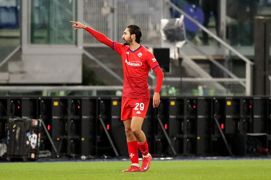 ROME, ITALY - JANUARY 26: Yacine Adli of Fiorentina celebrates scoring his team's first goal during the Serie A match between SS Lazio and Fiorentina at Stadio Olimpico on January 26, 2025 in Rome, Italy. (Photo by Paolo Bruno/Getty Images) Adli
