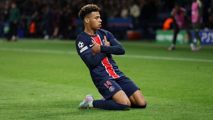 PARIS, FRANCE - APRIL 09: Desire Doue of Paris Saint-Germain celebrates scoring his team's first goal during the UEFA Champions League 2024/25 Quarter Final First Leg match between Paris Saint-Germain and Aston Villa FC at Parc des Princes on April 09, 2025 in Paris, France. (Photo by Michael Steele/Getty Images) Champions League, il Psg domina in finale: 5-0 e umiliata l’Inter di Inzaghi - immagine 1