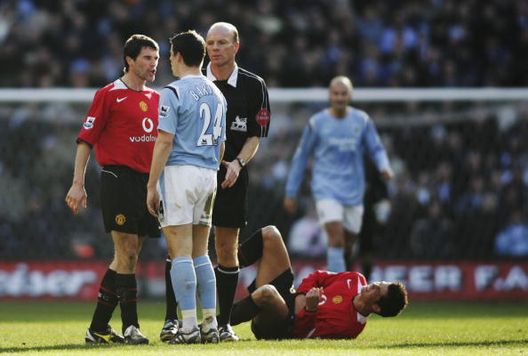 Roy Keane si scontra con Joey Barton nel derby al City of Manchester Stadium il 13 febbraio 2005 a Manchester, Inghilterra. (Foto di Michael Steele/Getty Images) Manchester City United