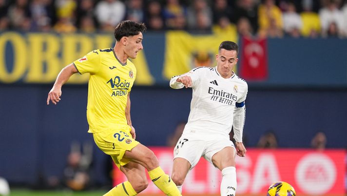 VILLARREAL, SPAIN - MARCH 15: Sergi Cardona of Villarreal CF passes the ball whilst under pressure from Lucas Vazquez of Real Madrid during the LaLiga match between Villarreal CF and Real Madrid CF at Estadio de la Ceramica on March 15, 2025 in Villarreal, Spain. (Photo by Aitor Alcalde/Getty Images) Roma, non solo De Cuyper: a sinistra piace anche Sergi Cardona del Villarreal - immagine 1