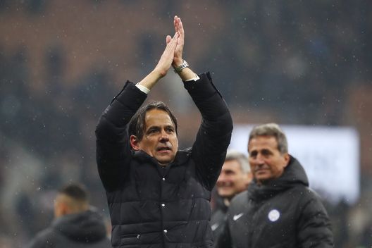 MILAN, ITALY - APRIL 22: Simone Inzaghi, Head Coach of FC Internazionale, celebrates after winning the Serie A TIM title during the Serie A TIM match between AC Milan and FC Internazionale at Stadio Giuseppe Meazza on April 22, 2024 in Milan, Italy. (Photo by Marco Luzzani/Getty Images) Milan e Inter: un Derby della Madonnina senza tempo- immagine 5