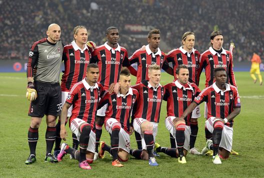 MILAN, ITALY - FEBRUARY 20: AC Milan players line up for a team photo before the start of the UEFA Champions League Round of 16 first leg match between AC Milan and Barcelona at San Siro Stadium on February 20, 2013 in Milan, Italy. (Photo by Claudio Villa/Getty Images) milan-barcellona-partite-importanti-storiche-champions-league-formazioni-ricordi-memories-amarcord