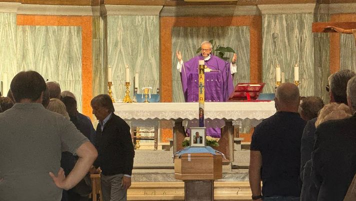 Focolari, il feretro fuori dalla Chiesa con la maglia della Lazio – FOTO Focolari, il feretro fuori dalla Chiesa con la maglia della Lazio – FOTO - immagine 1