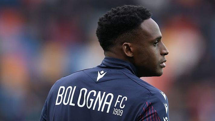 UDINE, ITALY - NOVEMBER 22: Jhon Lucumi of Bologna looks on during the warm up ahead of the Serie A match between Udinese Calcio and Bologna FC 1909 at Stadio Friuli on November 22, 2025 in Udine, Italy. (Photo by Timothy Rogers/Getty Images) FLASH – Bologna, l’esito degli esami di Lucumi: i tempi di recupero. Novità Skorupski - immagine 1