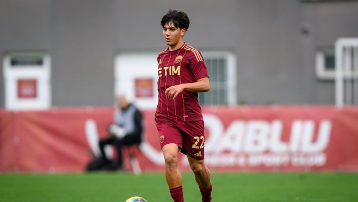 ROME, ITALY - MARCH 16: Cristian Cama of AS Roma in action during the Primavera 1 match between AS Roam and AC Milan at Stadio Tre Fontane on March 16, 2025 in Rome, Italy. (Photo by Fabio Rossi/AS Roma via Getty Images) Roma Primavera, sorteggiato il nuovo calendario 2025-26: ecco tutti gli impegni - immagine 1