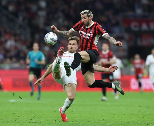 MILAN, ITALY - APRIL 05: Theo Hernandez of AC Milan and Marin Pongracic of Fiorentina compete for the ball during the Serie match between Milan and Fiorentina at Stadio Giuseppe Meazza on April 05, 2025 in Milan, Italy. (Photo by Claudio Villa/AC Milan via Getty Images) Merlo: “Sta uscendo la classe di Fagioli. Non si possono prendere certi gol”- immagine 2