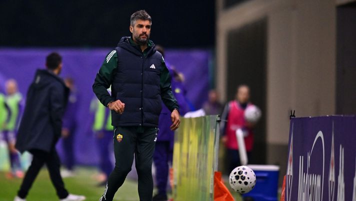 FLORENCE, ITALY - NOVEMBER 07: Luca Rossettini head coach of AS Roma during the Serie A Women match between ACF Fiorentina and AS Roma at Viola Park on November 07, 2025 in Florence, Italy. (Photo by AS Roma/AS Roma via Getty Images) Femminile, Rossettini: “Risultato inaspettato”. Giugliano: “Dà fastidio, ripartiamo” - immagine 1