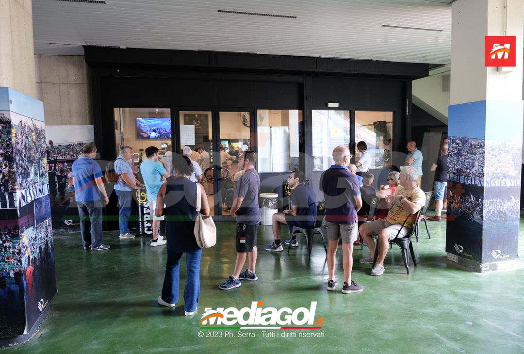 FOTO Palermo, fila al Barbera. Tifosi ritirano la tessera dell’abbonamento (GALLERY) - immagine 23