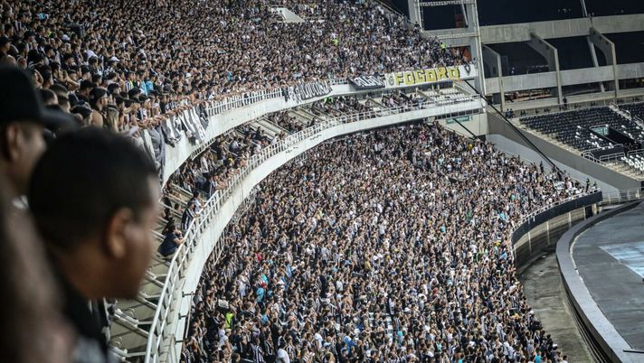 Segna il Botafogo e il tifoso esulta: ma un pipistrello lo morde sulla gamba… Segna il Botafogo e il tifoso esulta: ma un pipistrello lo morde sulla gamba… - immagine 1