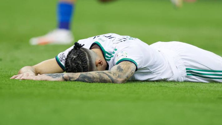 RIYADH, SAUDI ARABIA - OCTOBER 27: Roger Ibanez of Al Ahli reacts after score own goal during Saudi Pro League match between Al Hilal and Al Ahli at King Fahd Stadium on October 27, 2023 in Riyadh, Saudi Arabia. (Photo by Yasser Bakhsh/Getty Images) Ibanez di testa…nella sua porta! L’incredibile autogol dell’ex Roma - immagine 1