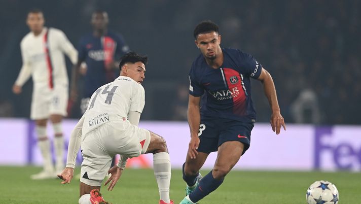 PARIS, FRANCE - OCTOBER 25: Tijjani Reijnders of AC Milan competes for the ball with Warren Zaire Emery of Paris Saint-Germain during the UEFA Champions League match between Paris Saint-Germain and AC Milan at Parc des Princes on October 25, 2023 in Paris, France. (Photo by Claudio Villa/AC Milan via Getty Images) Warren Zaire Emery, giocatore del PSG