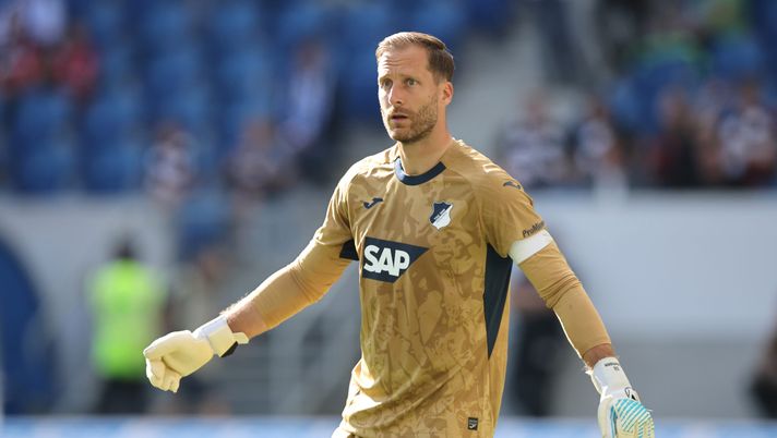 SINSHEIM, GERMANY - AUGUST 30: Oliver Baumann of TSG Hoffenheim reacts during the Bundesliga match between TSG Hoffenheim and Eintracht Frankfurt at PreZero-Arena on August 30, 2025 in Sinsheim, Germany. (Photo by Alex Grimm/Getty Images) Hoffenheim-Augsburg: ecco la previsione di ChatGPT sul derby tedesco - immagine 1
