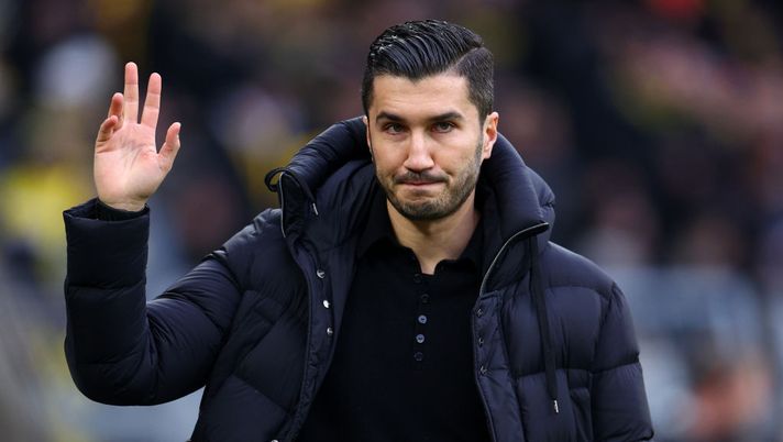 DORTMUND, GERMANY - NOVEMBER 23: Nuri Sahin, Head Coach of Borussia Dortmund, acknowledges the fans prior to the Bundesliga match between Borussia Dortmund and Sport-Club Freiburg at Signal Iduna Park on November 23, 2024 in Dortmund, Germany. (Photo by Dean Mouhtaropoulos/Getty Images) Dortmund-Bayern, Sahin sul pareggio: “Meritato, nel finale abbiamo dovuto difendere” - immagine 1