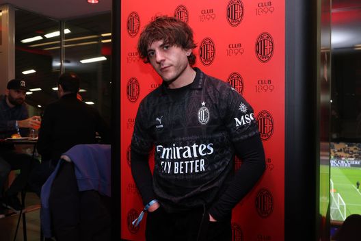 Milano, Italia - 11 febbraio 2025: Rkomi, cantante e tifoso del Milan. (Foto di Sara Cavallini/AC Milan via Getty Images) Milan-Sassuolo, i tifosi VIP: quali personaggi famosi tifano per i due club?- immagine 3