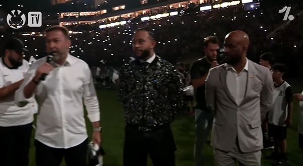 Depay usa il cellulare in panchina e poi si difende: “Ci tengo a precisare che stavo…”- immagine 2