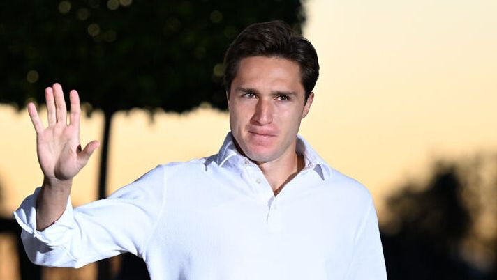 TURIN, ITALY - SEPTEMBER 26: Federico Chiesa of Juventus arrives at the stadium prior to the Serie A TIM match between Juventus and US Lecce at Allianz Stadium on September 26, 2023 in Turin, Italy. (Photo by Daniele Badolato - Juventus FC/Juventus FC via Getty Images) Chiesa: “Liverpool? Sono molto felice! Grazie alla Juve: saluto i tifosi e mi dispiace” - immagine 1