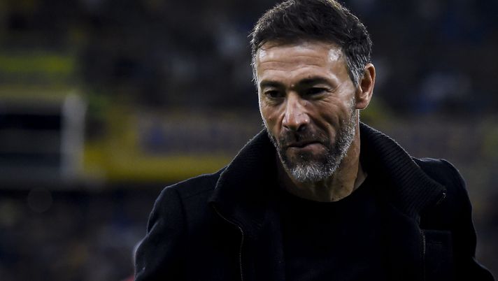 BUENOS AIRES, ARGENTINA - OCTOBER 20: Cristian Gonzalez coach of Union looks on prior a match between Boca Juniors and Union as part of Group B of Copa de la Liga Profesional 2023 at Estadio Alberto J. Armando on October 20, 2023 in Buenos Aires, Argentina. (Photo by Marcelo Endelli/Getty Images) Unión salvo all’ultima giornata, Kily González: “Come una finale di Coppa del Mondo” - immagine 1