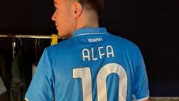 FOTO Alfa live a Napoli, la società azzurra gli regala la maglia: l’artista ringrazia