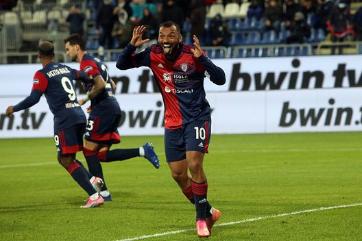 CAGLIARI, ITALY - DECEMBER 06: Joao Pedro of Cagliari celebrates his goal 1-1 during the Serie A match between Cagliari Calcio and Torino FC at Sardegna Arena on December 06, 2021 in Cagliari, Italy. (Photo by Enrico Locci/Getty Images)