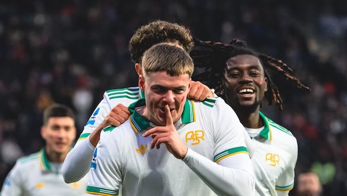 CREMONA, ITALY - NOVEMBER 23: Evan Ferguson of AS Roma celebrates after scored the second goal for his team during the Serie A match between US Cremonese and AS Roma at Stadio Giovanni Zini on November 23, 2025 in Cremona, Italy. (Photo by Fabio Rossi/AS Roma via Getty Images) Da Lang e Bernardeschi a Kostic e Ferguson: sorprese e rinascite al fantacalcio, ecco cosa cambia- immagine 1