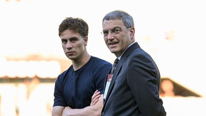 TURIN, ITALY - MAY 24: Kenan Yildiz, Damien Comolli of Juventus before the Serie A match between Torino FC and Juventus FC at Stadio Olimpico di Torino on May 24, 2026 in Turin, Italy. (Photo by Daniele Badolato - Juventus FC/Juventus FC via Getty Images) Comolli: “Ci sarà una cessione in più ma Yildiz non si tocca! Openda, Zhegrova, Vlahovic, Spalletti…”- immagine 1