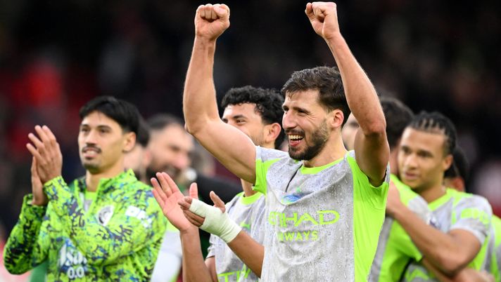 NOTTINGHAM, ENGLAND - DECEMBER 27: Ruben Dias of Manchester City celebrates with the fans after the Premier League match between Nottingham Forest and Manchester City at the City Ground on December 27, 2025 in Nottingham, England. (Photo by Clive Mason/Getty Images) Furto nella casa di Ruben Dias, il Manchester City: “Lo sosterremo come club”- immagine 2